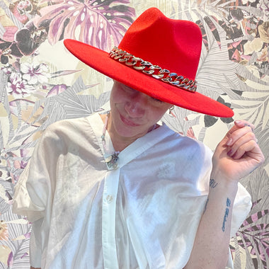 Cappello tesa larga rosso