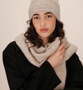 CAPPELLO LAVORATO A MAGLIA TAUPE