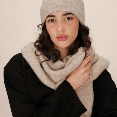 CAPPELLO LAVORATO A MAGLIA TAUPE