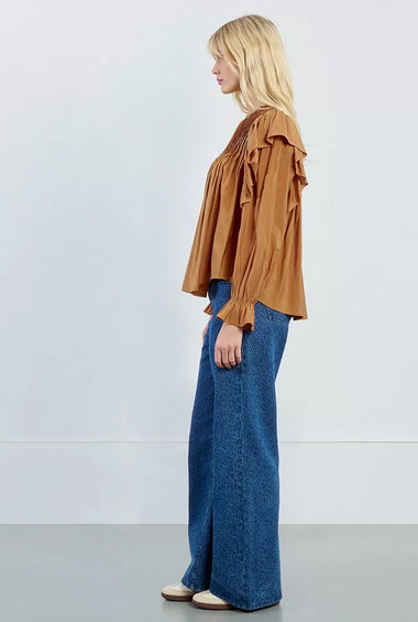 BLUSA CON VOLANT CARAMELLO