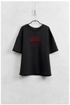T-shirt con testo ricamato