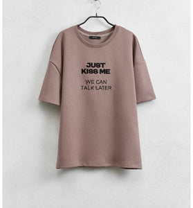 T-shirt con testo ricamato