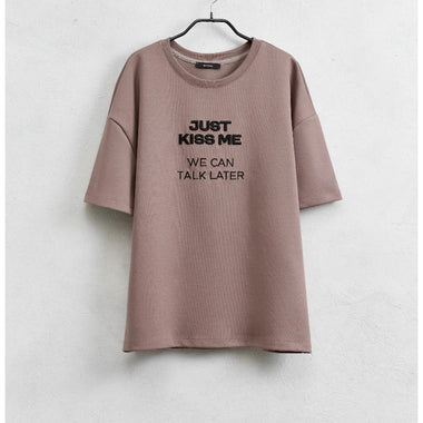 T-shirt con testo ricamato