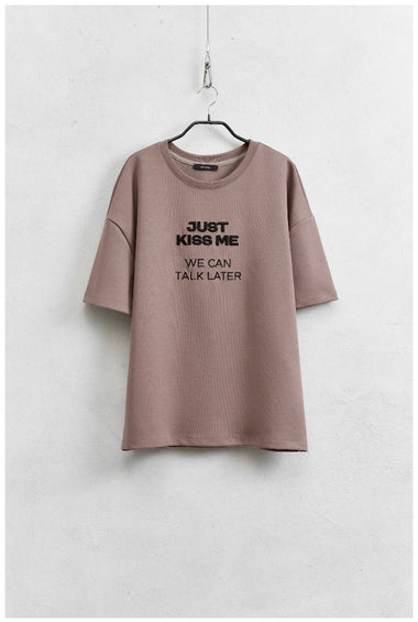 T-shirt con testo ricamato