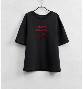 T-shirt con testo ricamato