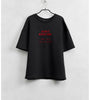 T-shirt con testo ricamato